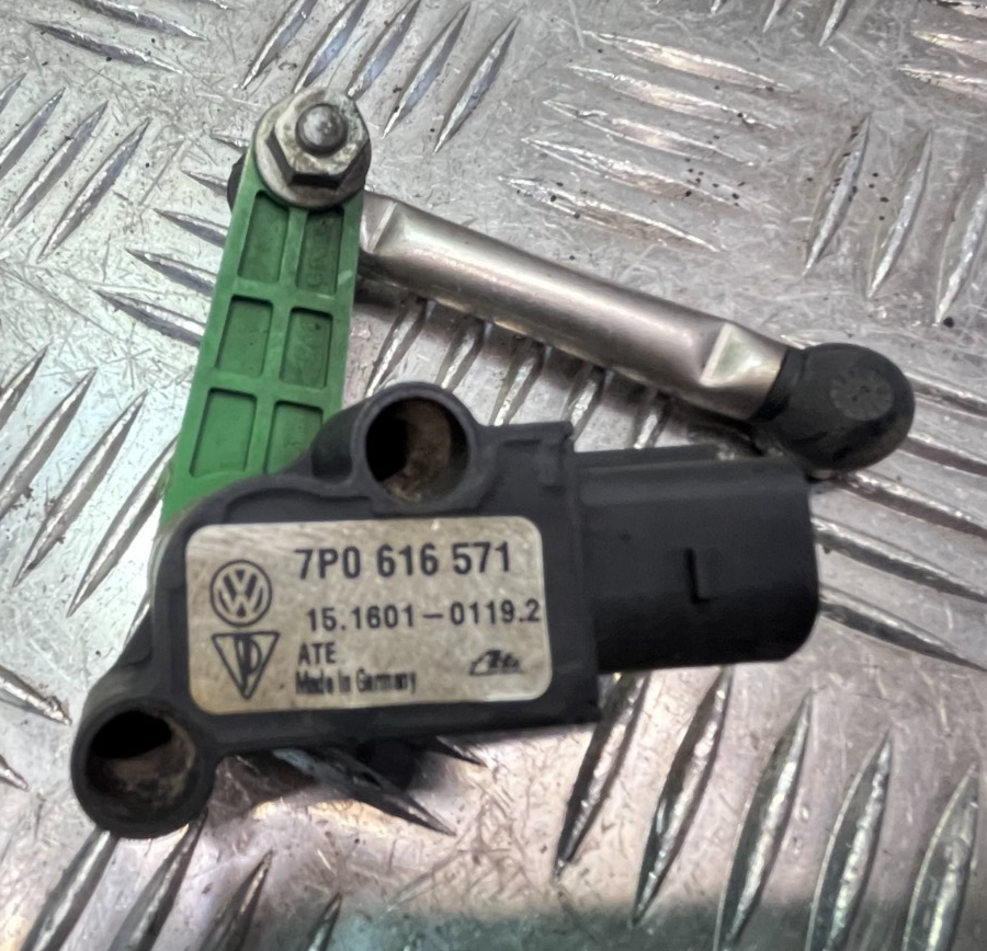 Porsche Cayenne S 92A hinten Links = Rechts 7P0616571 ORIGINAL gebraucht - Niveausensor – Produktansicht 2