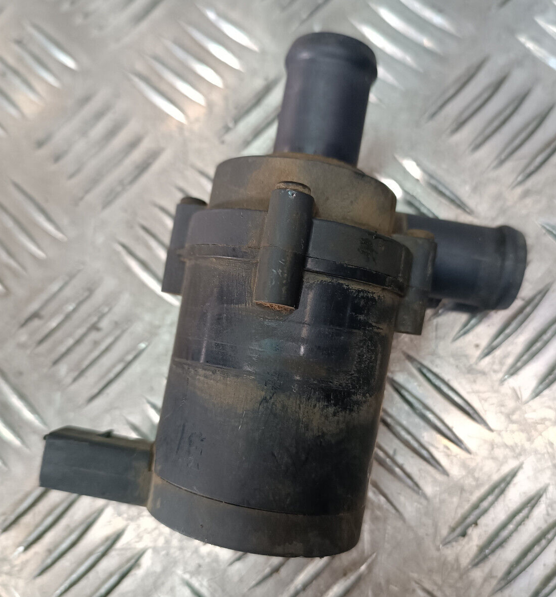 VW T5 1.9 TDI Wasserpumpe Pumpe 7E0965561 7E0 965 561 ORIGINAL gebraucht - Transporter – Produktansicht 2