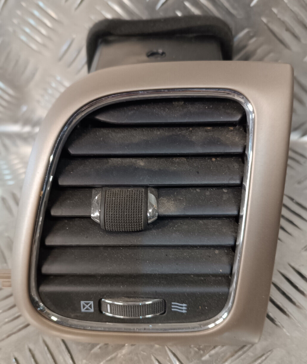 Jeep Grand Cherokee WK2 Rechts Luftdüse Belüftung ORIGINAL gebraucht - X90016402MR – Produktansicht 1