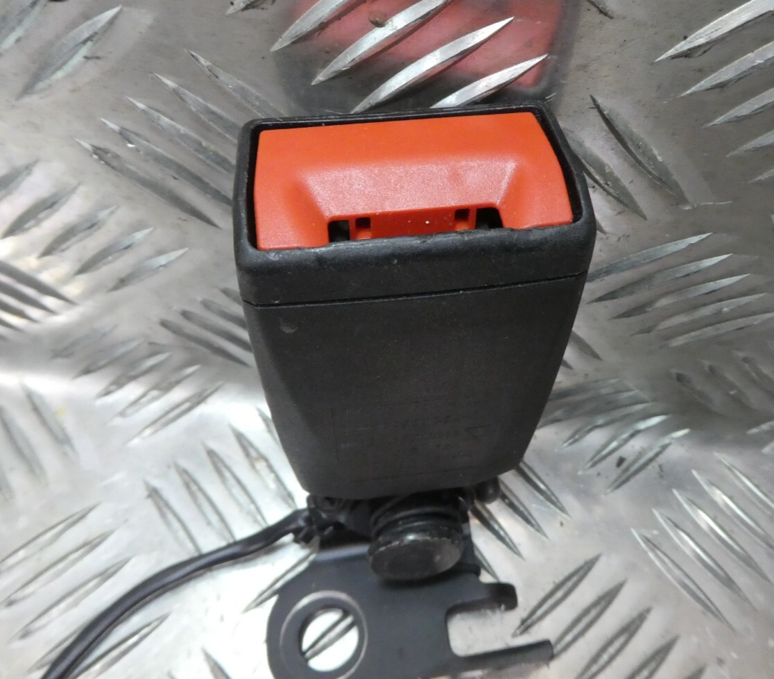 Porsche Macan 95B hinten Mitte 95B857740A ORIGINAL gebraucht - Gurtschloss – Produktansicht 2