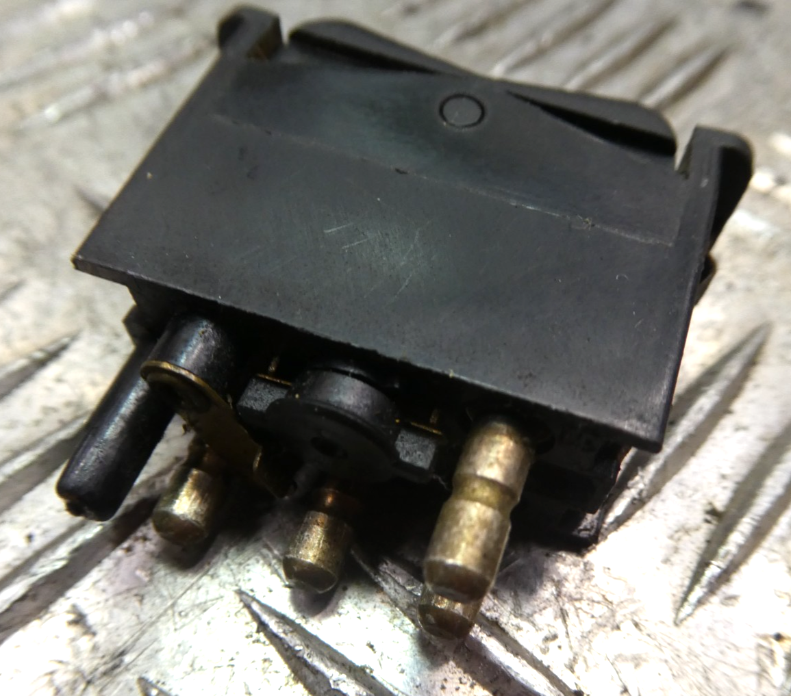 Original Mercedes-Benz W126 C126 SEC Schalter Heckscheibenheizung gebraucht - 0008206110 – Produktansicht 2
