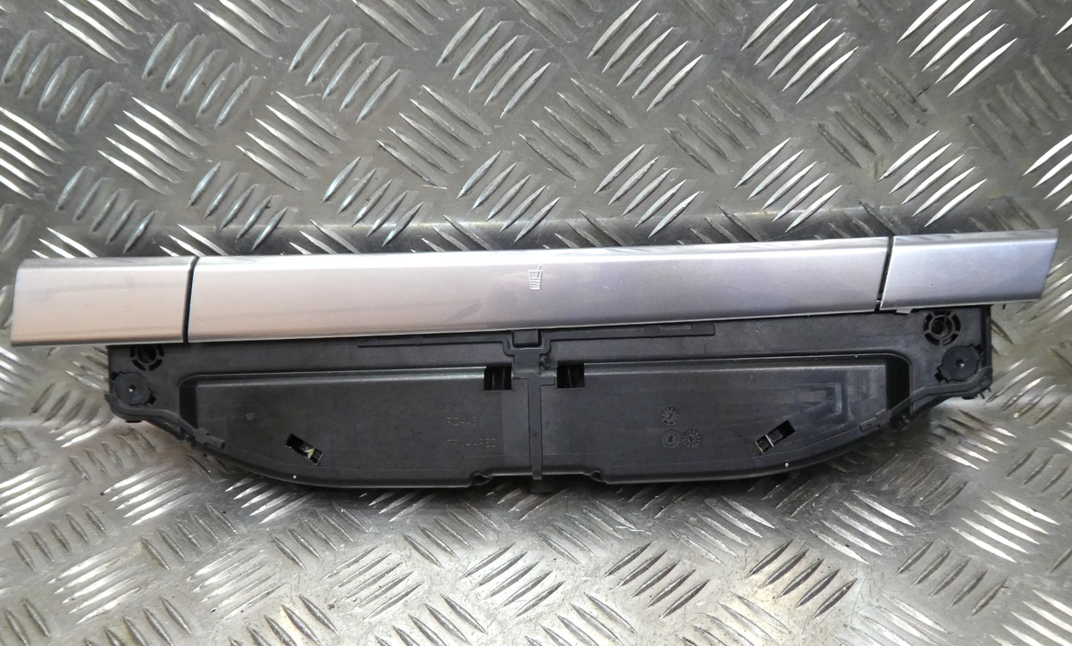 Porsche Panamera 970 Getränkehalter Armaturenbrett LHD ORIGINAL gebraucht - 97055239401 – Produktansicht 1