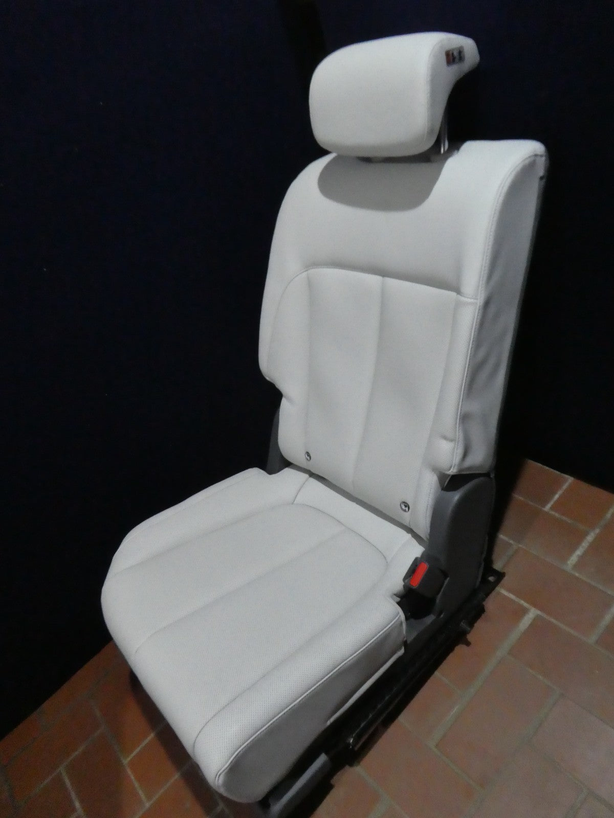 HYUNDAI IONIQ 5 Leder Sitze Hinten Recht Weiß Ausstattung wie NEU ORIGINAL gebraucht - reichhaltigste – Produktansicht 14