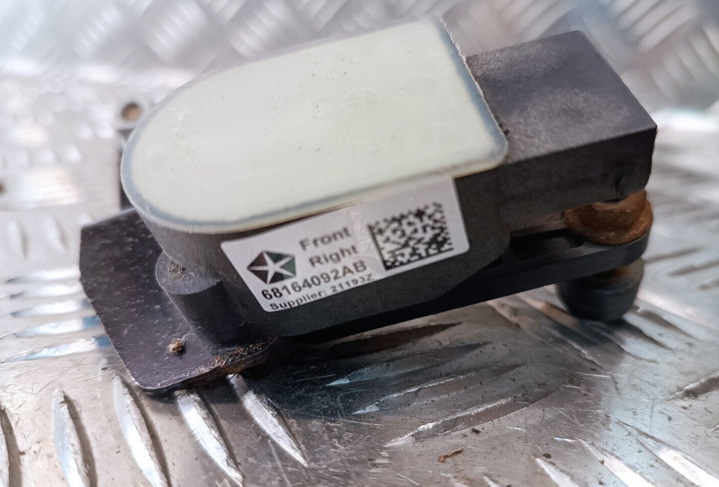 Jeep Grand Cherokee WK2 Niveausensor Vorne rechts Höhensensor Sensor ORIGINAL gebraucht - 68164092AB – Produktansicht 2