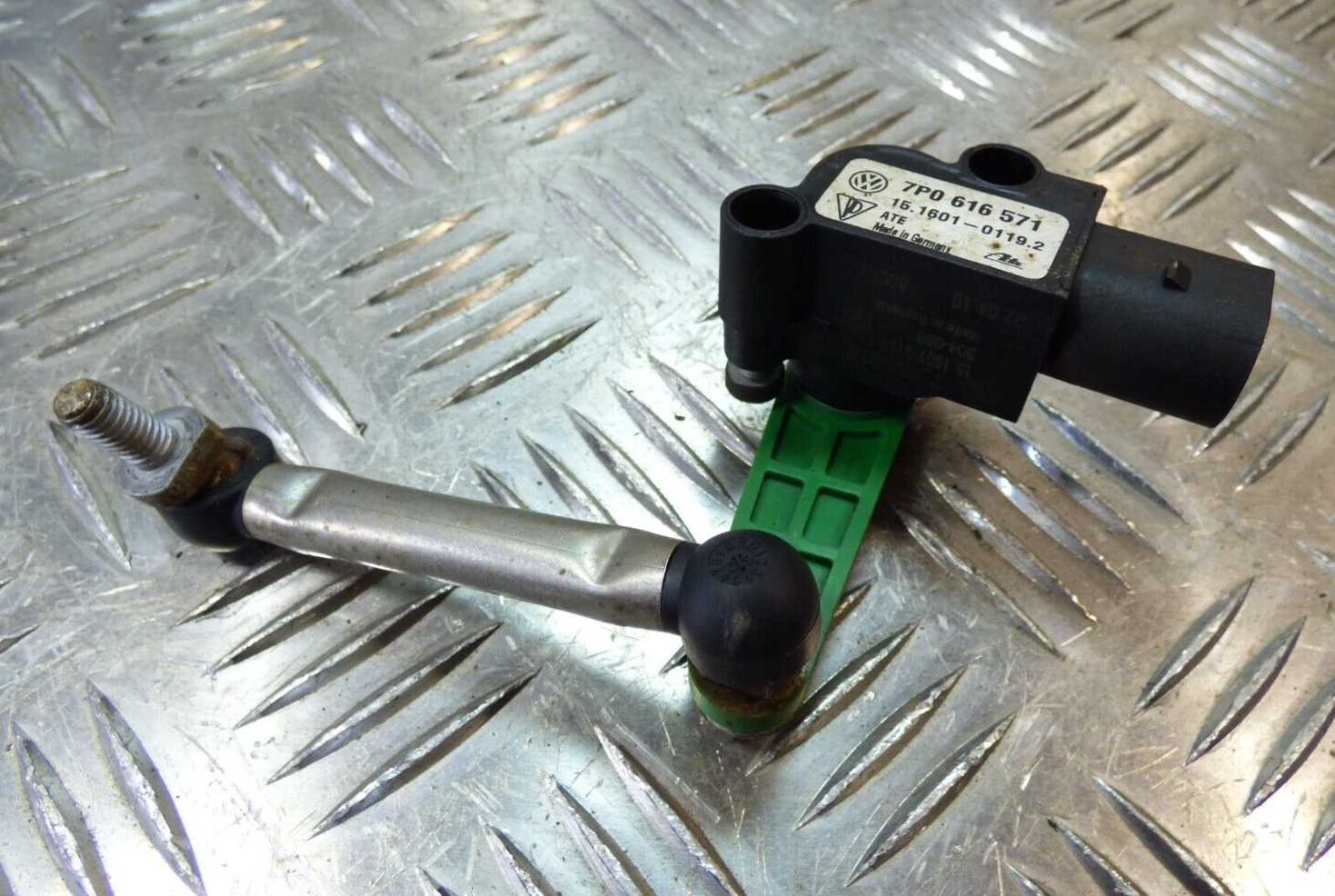 Porsche Cayenne II 92A Niveauregulierung Höhenwertsensor Hinten ORIGINAL gebraucht - 7P0616571 – Produktansicht 1