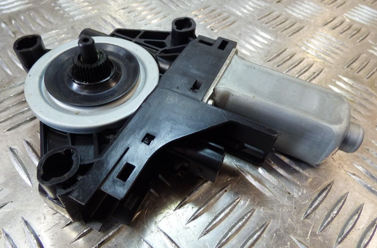 Jeep KL 2015 Fensterhebermotor hinten links Motor Scheibe 931402-103 ORIGINAL gebraucht - Cherokee – Produktansicht 1