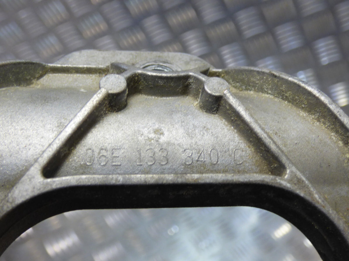 Porsche Cayenne 3.0 Hybrid 92A Halter Rechts 06E133340C ORIGINAL gebraucht - Einspritzleiste – Produktansicht 3