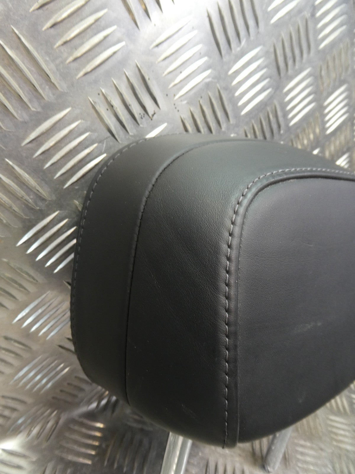 Porsche Macan 95B Schwarz Leder Kopfstütze hinten rechts o. links ORIGINAL gebraucht - NEUWERTIG – Produktansicht 6