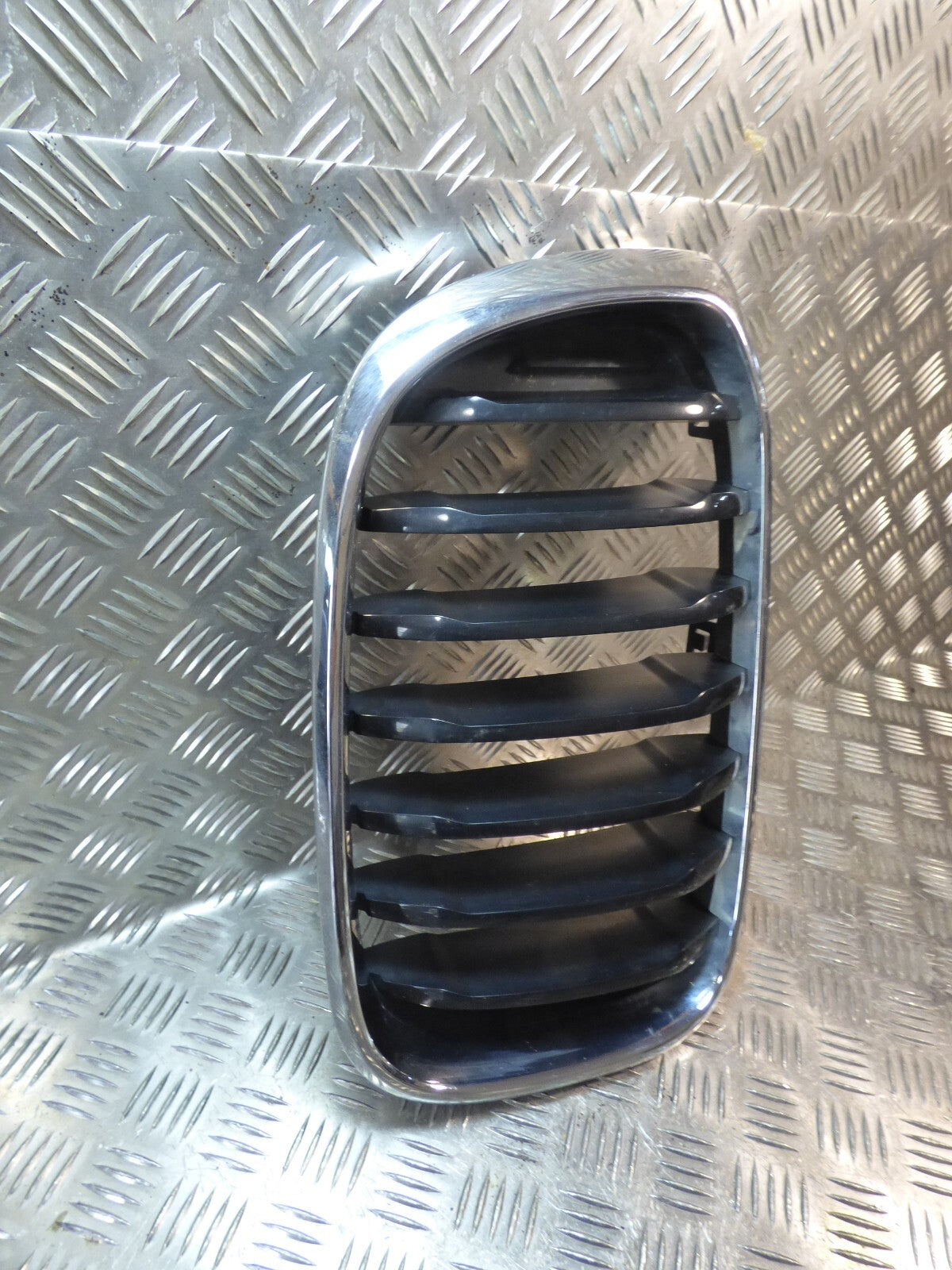 Original BMW X3 +X4 G01 + G02 F98 Grill vorne rechts gebraucht - 7464922 – Produktansicht 3