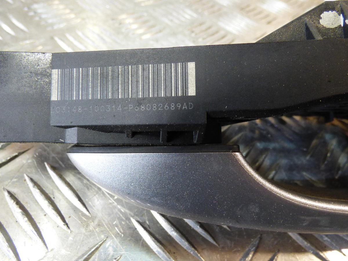 Jeep Cherokee KL 2015 Türgriff Hinten Links silber ORIGINAL gebraucht - P68082689AD – Produktansicht 4