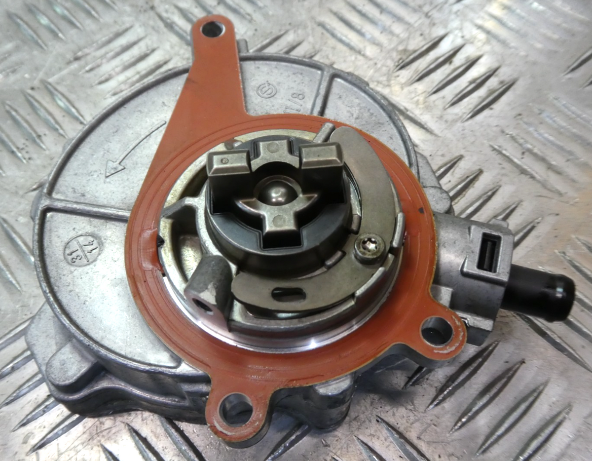 Porsche 3.0 E-Hybrid Unterdruckpumpe Bremsanlage 06E145100R ORIGINAL gebraucht - Panamera – Produktansicht 1