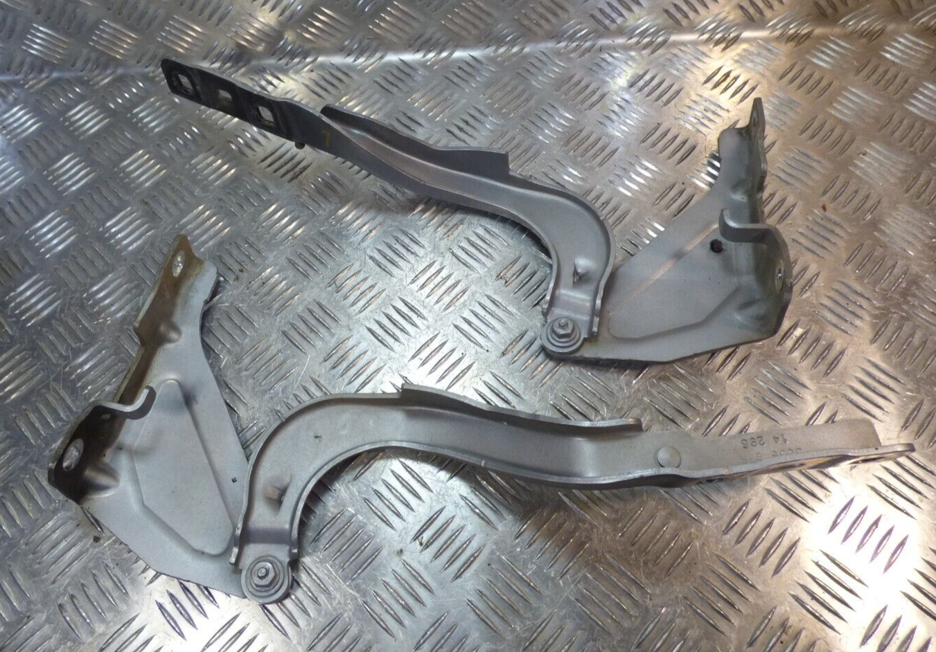 Jeep KL 2015 Motorhaube Scharnier R + L silber ORIGINAL gebraucht - Cherokee – Produktansicht 4