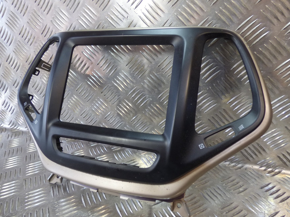 Jeep Cherokee KL 2015 Radio GPS Kopfeinheit Verkleidung ORIGINAL gebraucht - P68164099AB – Produktansicht 2