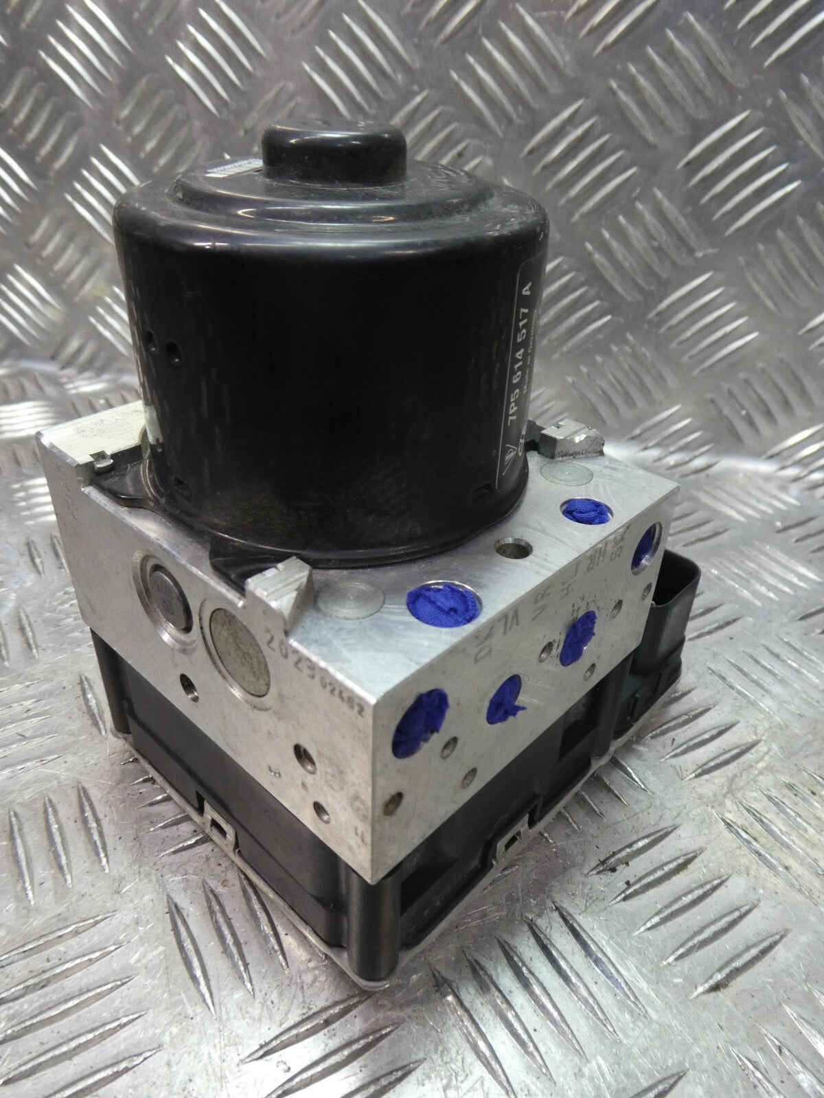 Porsche Cayenne S 92A 4.8 ABS ESP Steuergerät 7P5614517A ORIGINAL gebraucht - Hydraulikblock – Produktansicht 3