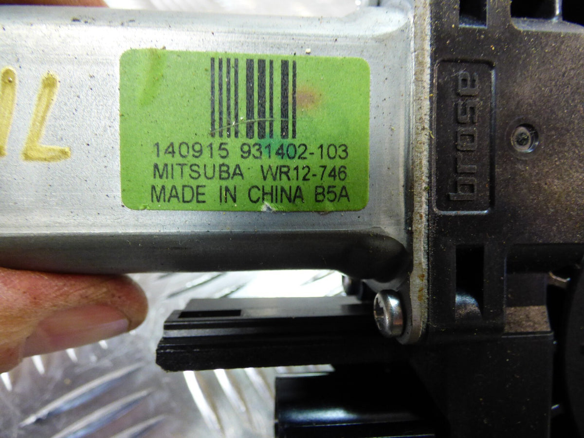 Jeep KL 2015 Fensterhebermotor hinten links Motor Scheibe 931402-103 ORIGINAL gebraucht - Cherokee – Produktansicht 3