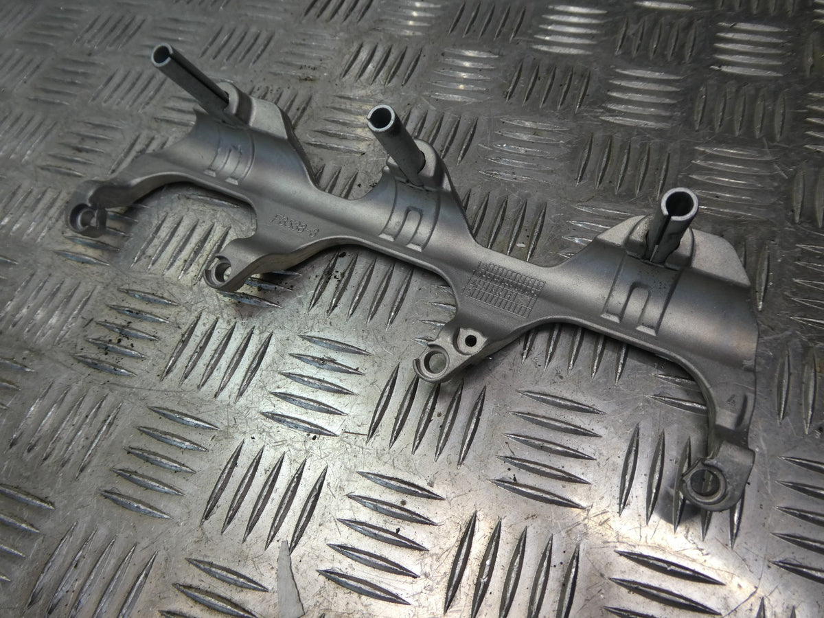 Porsche 3.0 E-Hybrid Kraftstoff Verteiler Halterung Träger 06E133340E ORIGINAL gebraucht - Panamera – Produktansicht 2