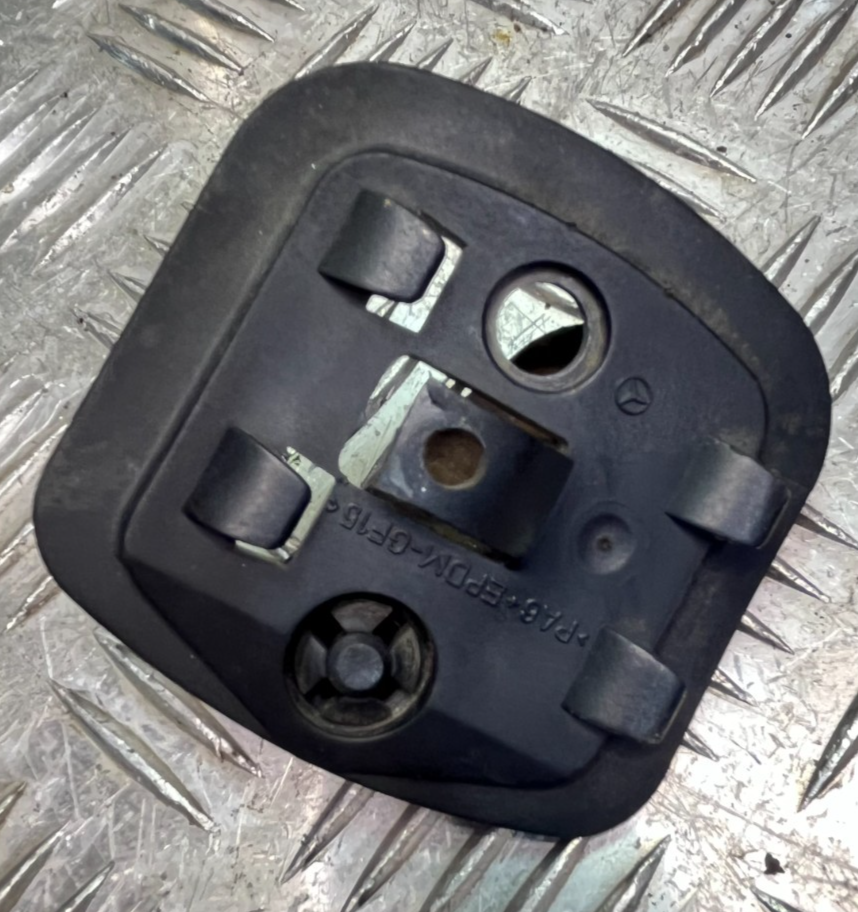 Mercedes-Benz C126 W126 _ Halter Warndreieck an Heckdeckel – Produktansicht 2