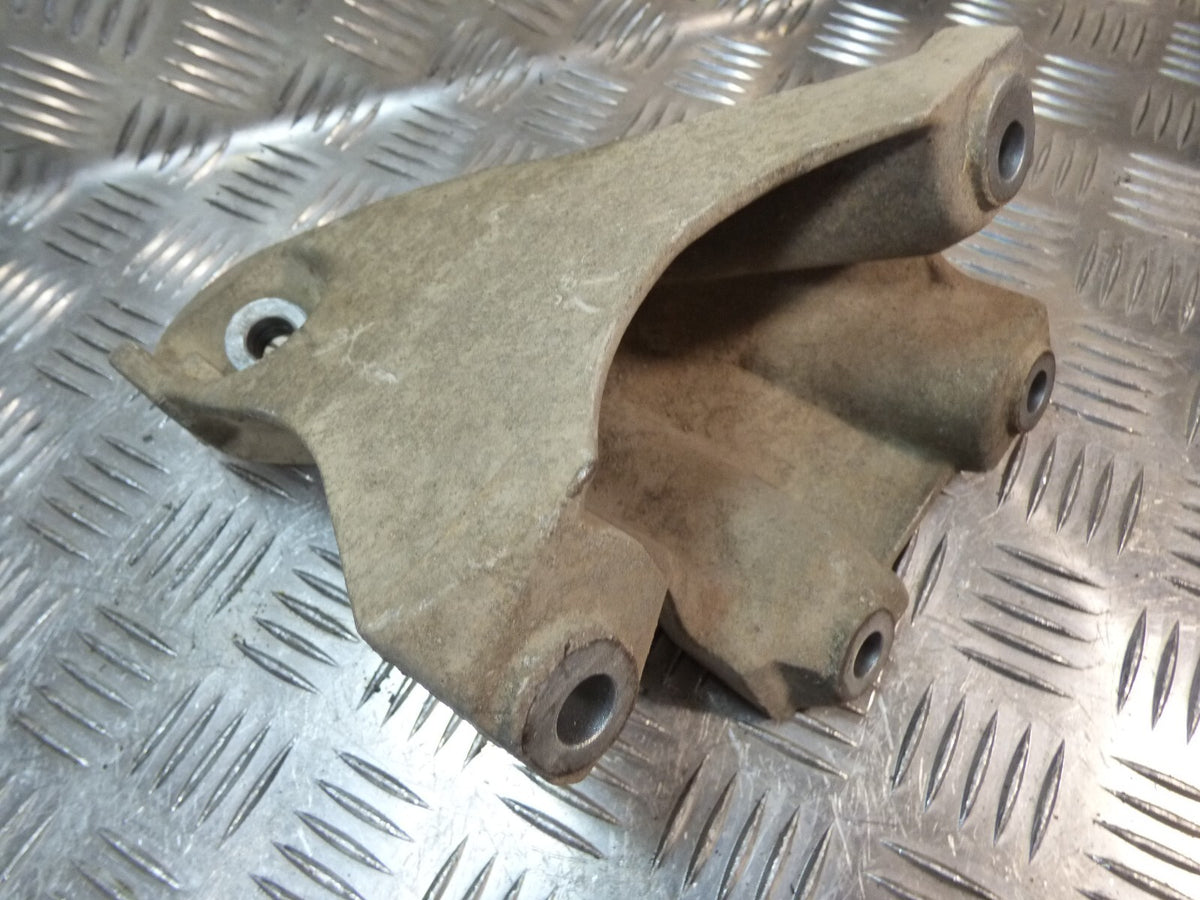 Porsche Cayenne 92A 3.0 TDI Motor Halter 7L6199368C ORIGINAL gebraucht - Halterung – Produktansicht 2