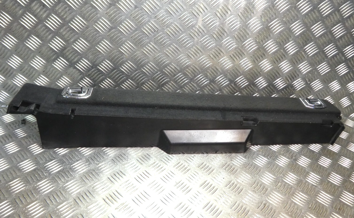 Porsche Macan 95B Füllstück Abdeckung Links schwarz 95B861828 ZG1EM20 ORIGINAL gebraucht - Kofferraum – Produktansicht 1