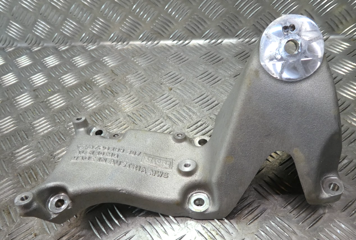 Porsche 3.0 E-Hybrid Motorhalter motor halterung Links 7P0199307 ORIGINAL gebraucht - Panamera – Produktansicht 1