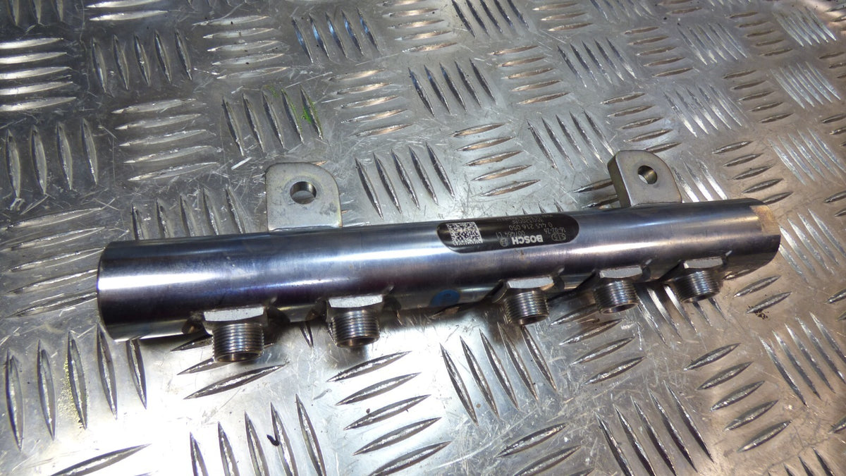 Jeep Grand Cherokee 3.0 CDR WK2 Einspritzleiste Kraftstoffverteiler ORIGINAL gebraucht - 0445216050 – Produktansicht 1