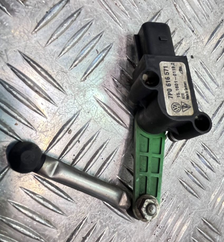 Porsche Cayenne S 92A hinten Links = Rechts 7P0616571 ORIGINAL gebraucht - Niveausensor – Produktansicht 1
