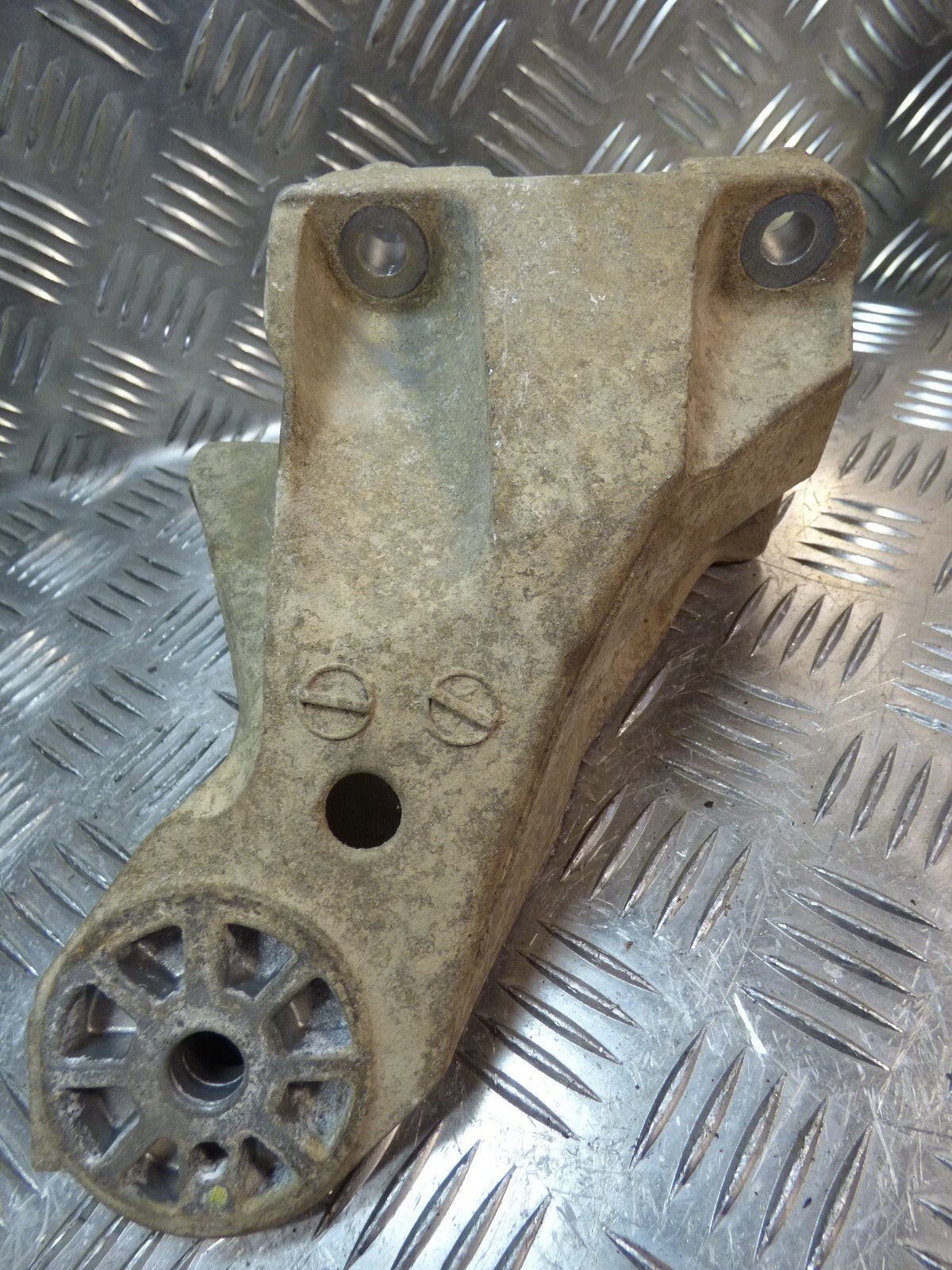 Porsche Cayenne 92A 3.0 TDI Motor Halter 7L6199368C ORIGINAL gebraucht - Halterung – Produktansicht 1
