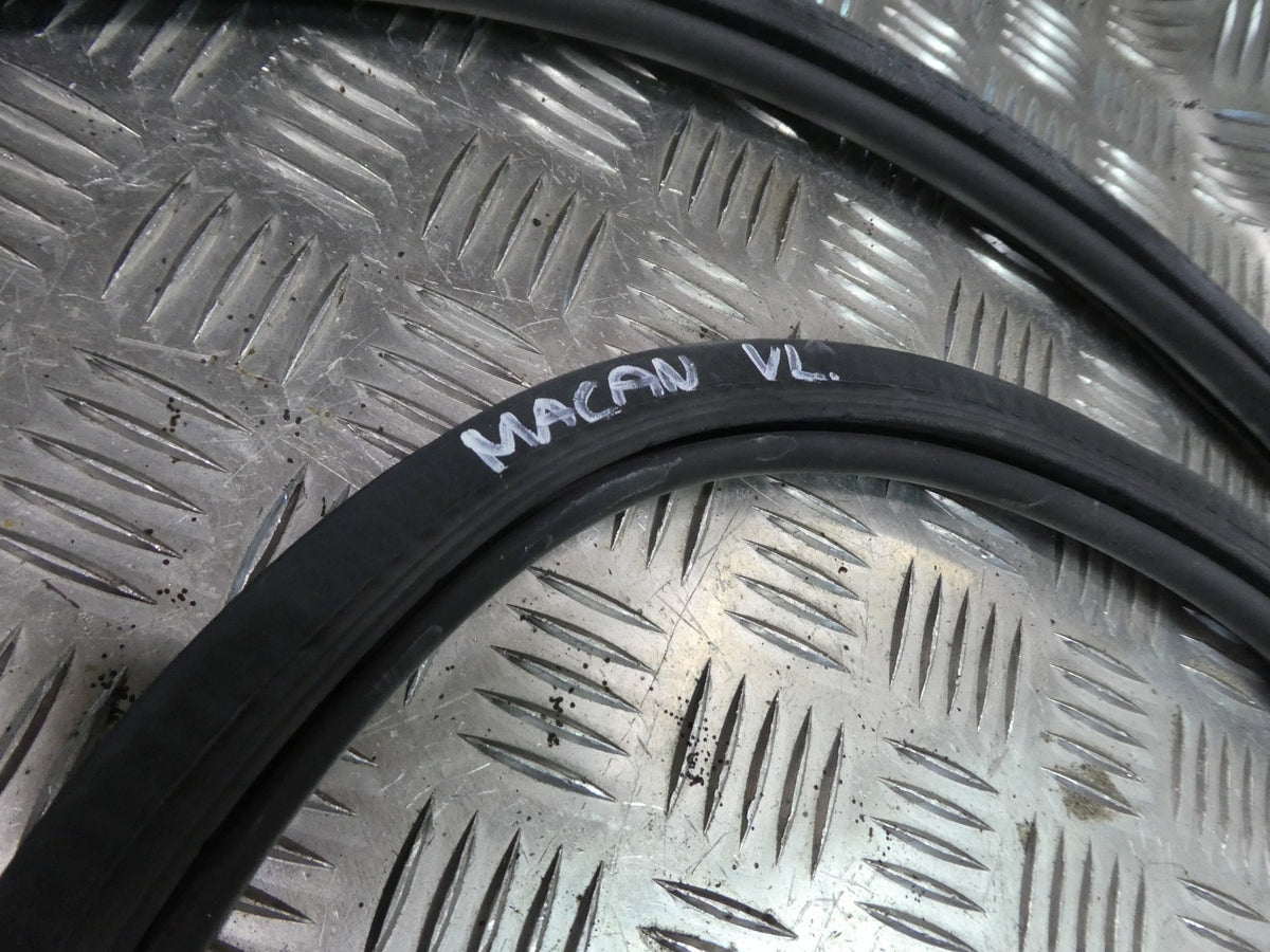 PORSCHE MACAN 2014-18 Türdichtung Vorne Links 95B831721B ORIGINAL gebraucht - Gummidichtung – Produktansicht 3