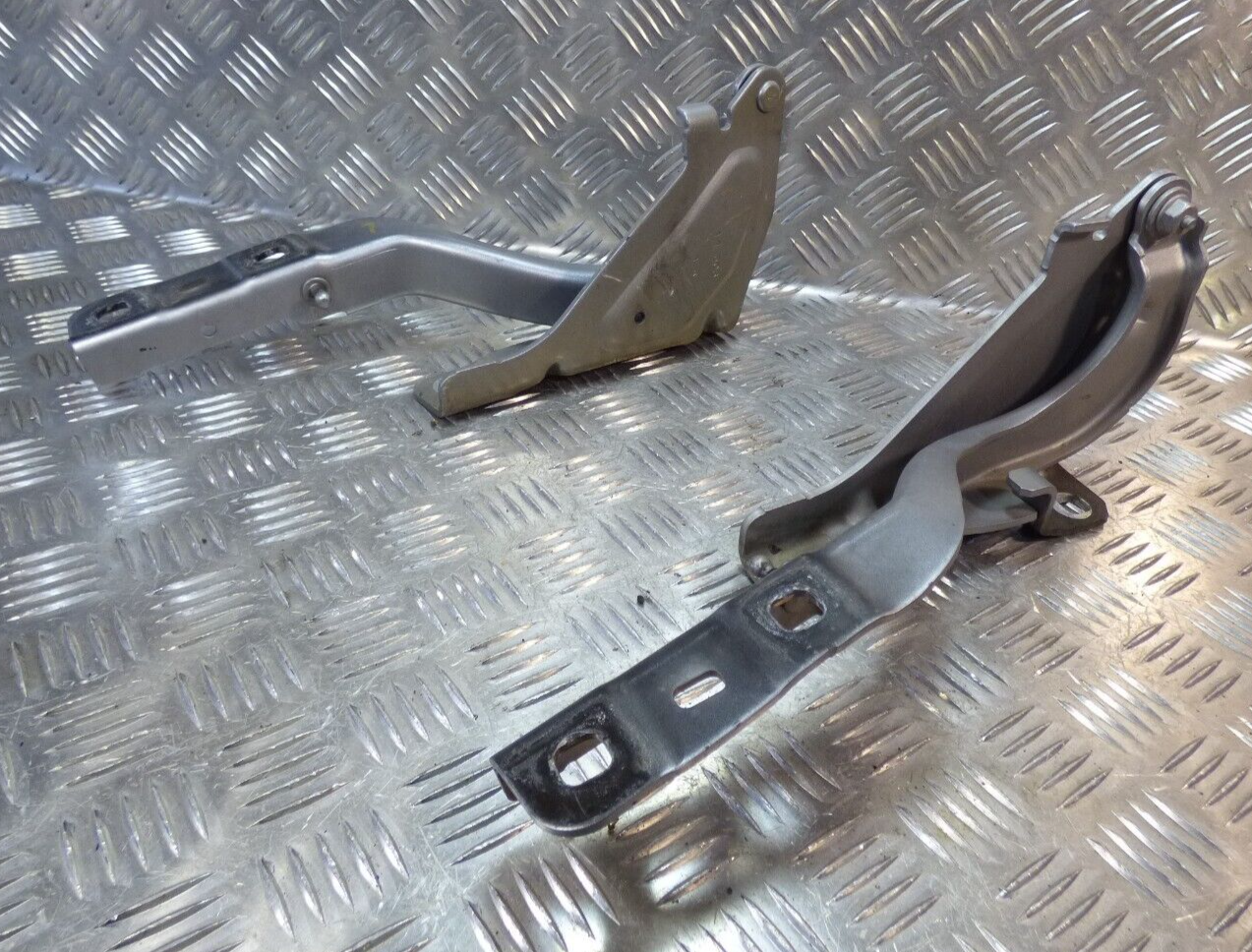 Jeep KL 2015 Motorhaube Scharnier R + L silber ORIGINAL gebraucht - Cherokee – Produktansicht 2
