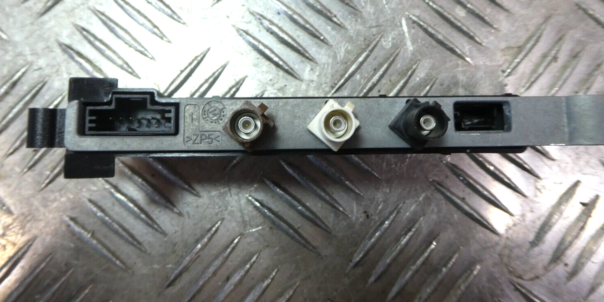 Porsche Panamera 970 2015 Antennenverstärker hinten rechts ORIGINAL gebraucht - 97064711801 – Produktansicht 2