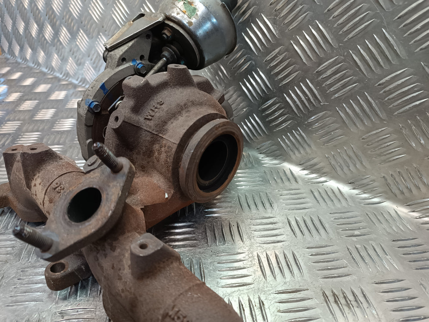 VW T5 2.0 TDI CAA Turbolader Turbo 03L253016M 03L253016 M Garrett ORIGINAL gebraucht - Transporter – Produktansicht 3
