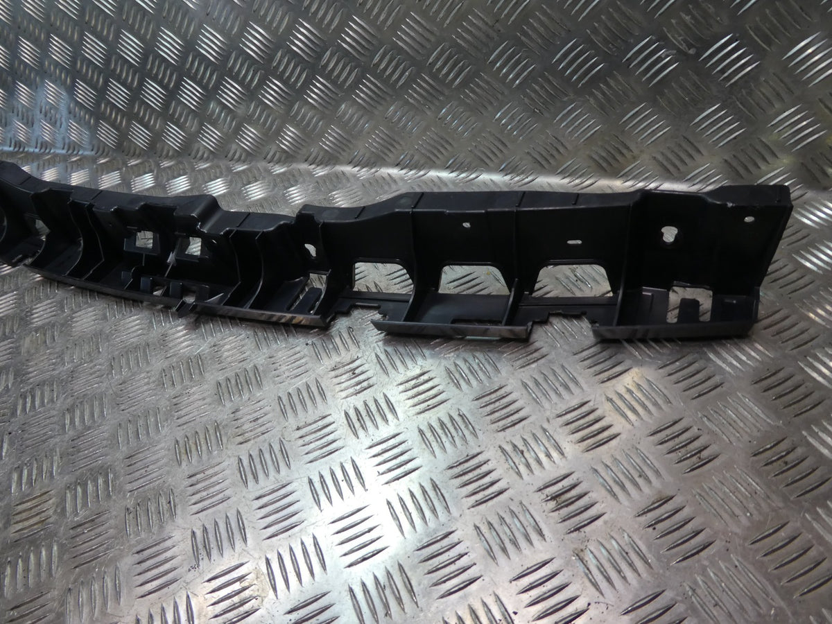 PORSCHE MACAN 2014-2018 Halter Führung Stoßstange Hinten Mitte ORIGINAL gebraucht - 95B807863 – Produktansicht 3