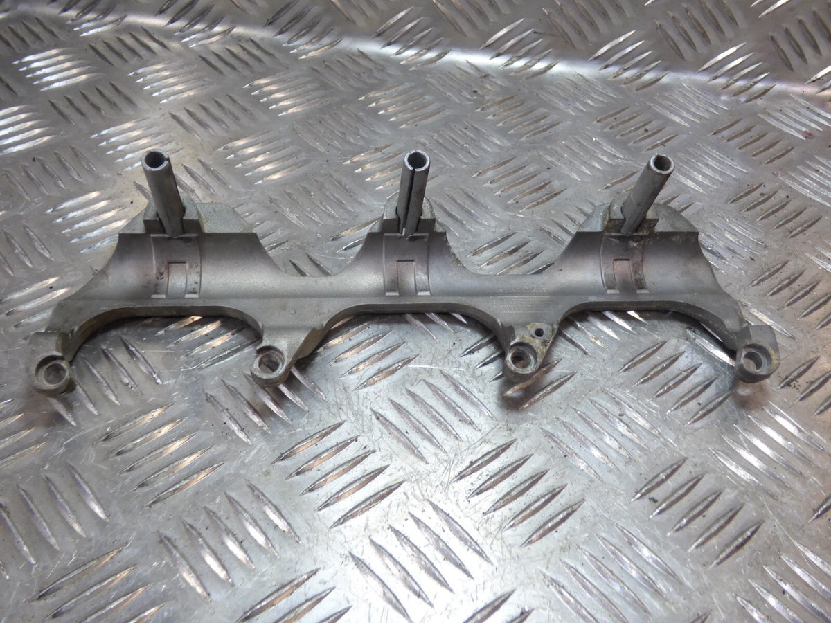 Porsche Cayenne 3.0 Hybrid 92A Halter Rechts 06E133340C ORIGINAL gebraucht - Einspritzleiste – Produktansicht 2