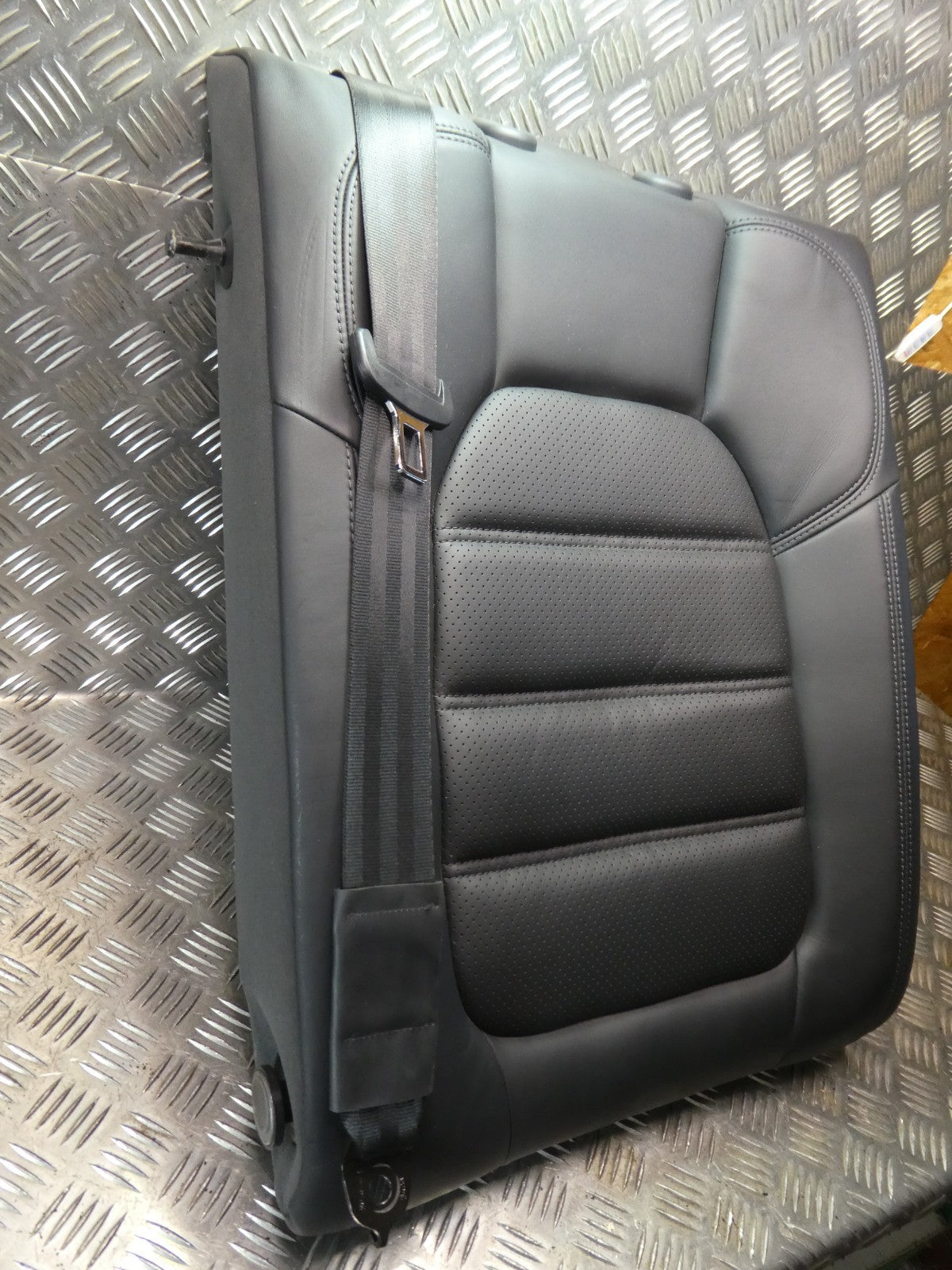 Porsche Macan 95B Schwarz Leder Stütze Sitze hinten links NEUWERTIG ORIGINAL gebraucht - Sitzlehne – Produktansicht 2