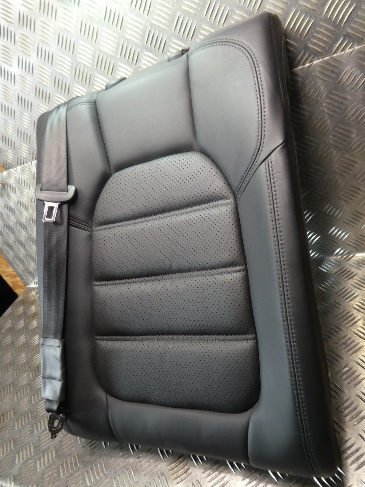 Porsche Macan 95B Schwarz Leder Stütze Sitze hinten links NEUWERTIG ORIGINAL gebraucht - Sitzlehne – Produktansicht 3