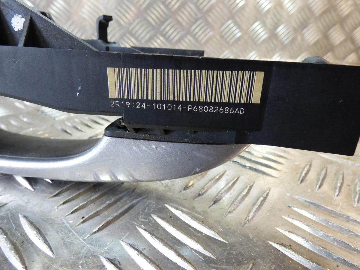 Jeep Cherokee KL 2015 Türgriff Vorne Rechts Kessy Keyless Go silber ORIGINAL gebraucht - P680826876AD – Produktansicht 4