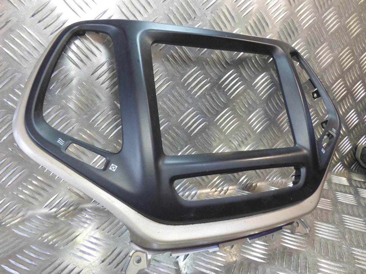 Jeep Cherokee KL 2015 Radio GPS Kopfeinheit Verkleidung ORIGINAL gebraucht - P68164099AB – Produktansicht 3
