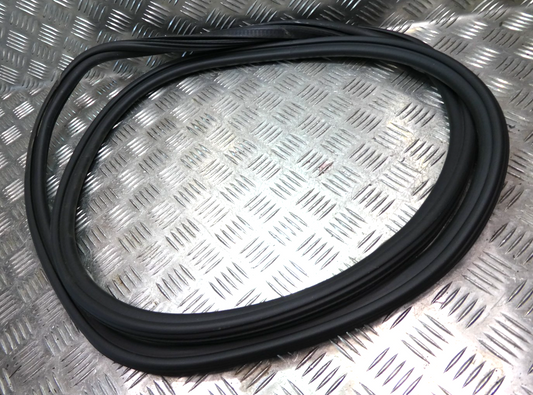 PORSCHE MACAN 2014-18 Türdichtung Vorne Links 95B831721B ORIGINAL gebraucht - Gummidichtung – Produktansicht 1