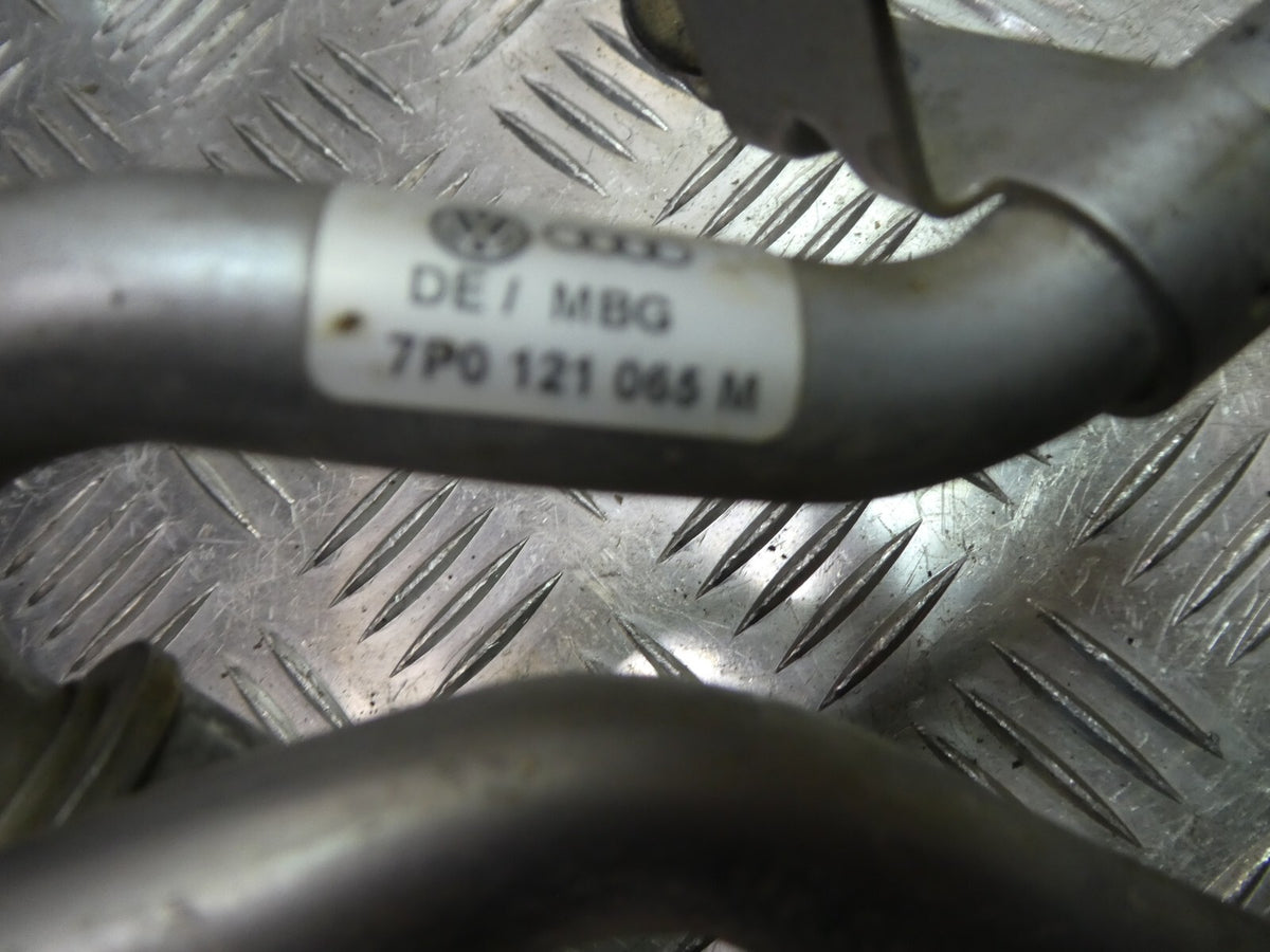 Porsche Cayenne S 92A 4.8 Getriebekühler Vorwärmer 7P0121065M ORIGINAL gebraucht - Rohrstutzen – Produktansicht 3