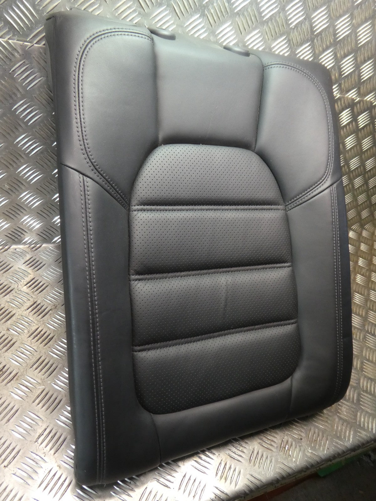 Porsche Macan 95B Schwarz Leder Stütze Sitze hinten rechts NEUWERTIG ORIGINAL gebraucht - Sitzlehne – Produktansicht 2