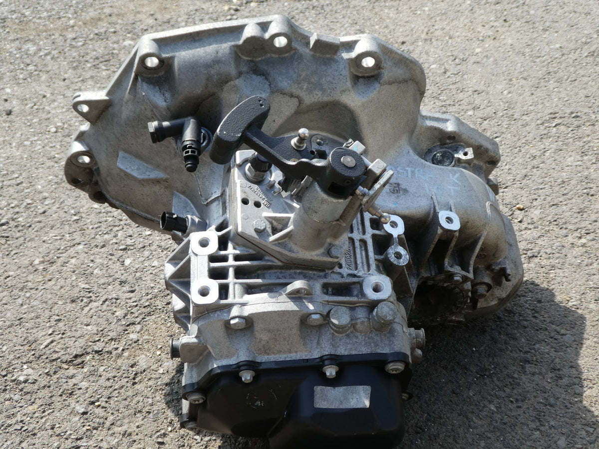 OPEL ASTRA K 1.0 TURBO 12V 5 Gang Schaltgetriebe A5W F17 W394 ORIGINAL gebraucht - Getriebe – Produktansicht 4