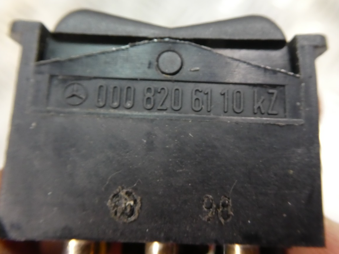 Original Mercedes-Benz W126 C126 SEC Schalter Heckscheibenheizung gebraucht - 0008206110 – Produktansicht 3