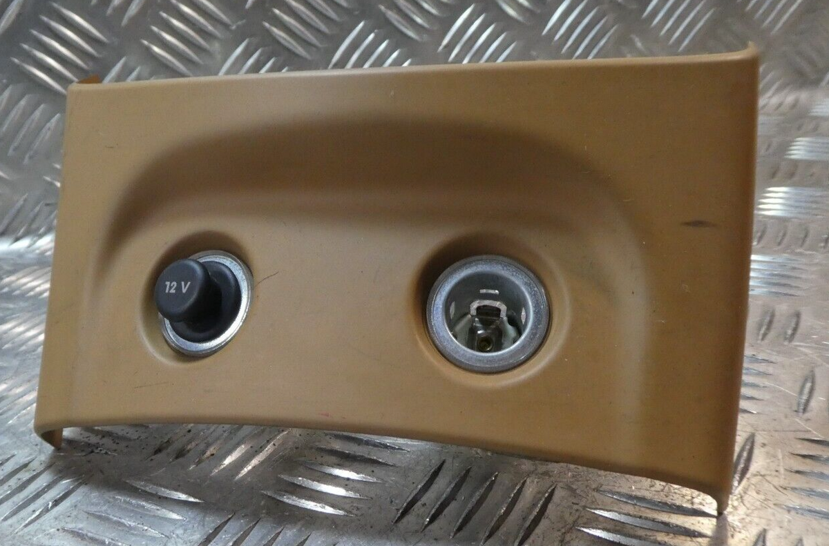 Porsche Cayenne 92A Mittelkonsole hinten 7P5863440A 2S0 ORIGINAL gebraucht - Steckdosenverkleidung – Produktansicht 1