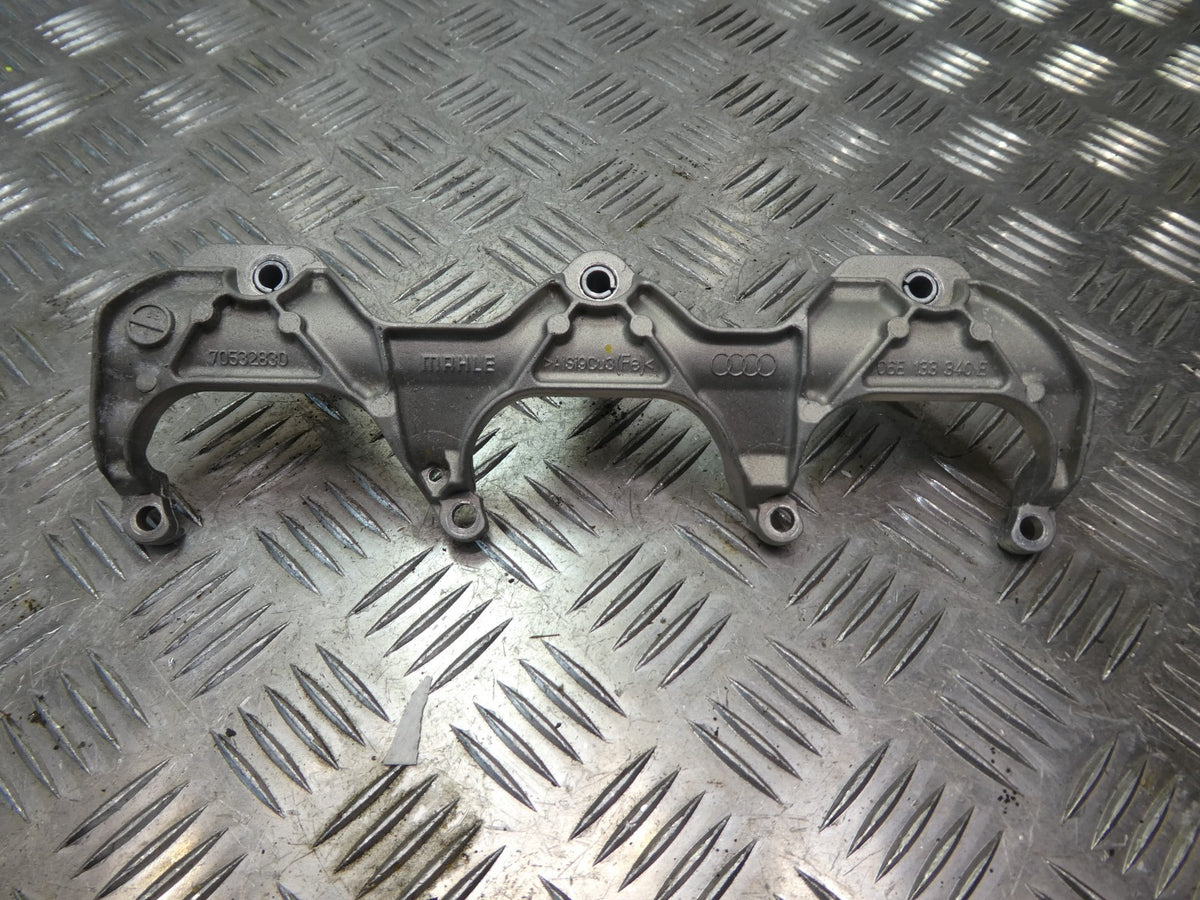Porsche 3.0 E-Hybrid Kraftstoff Verteiler Halterung Träger 06E133340E ORIGINAL gebraucht - Panamera – Produktansicht 1