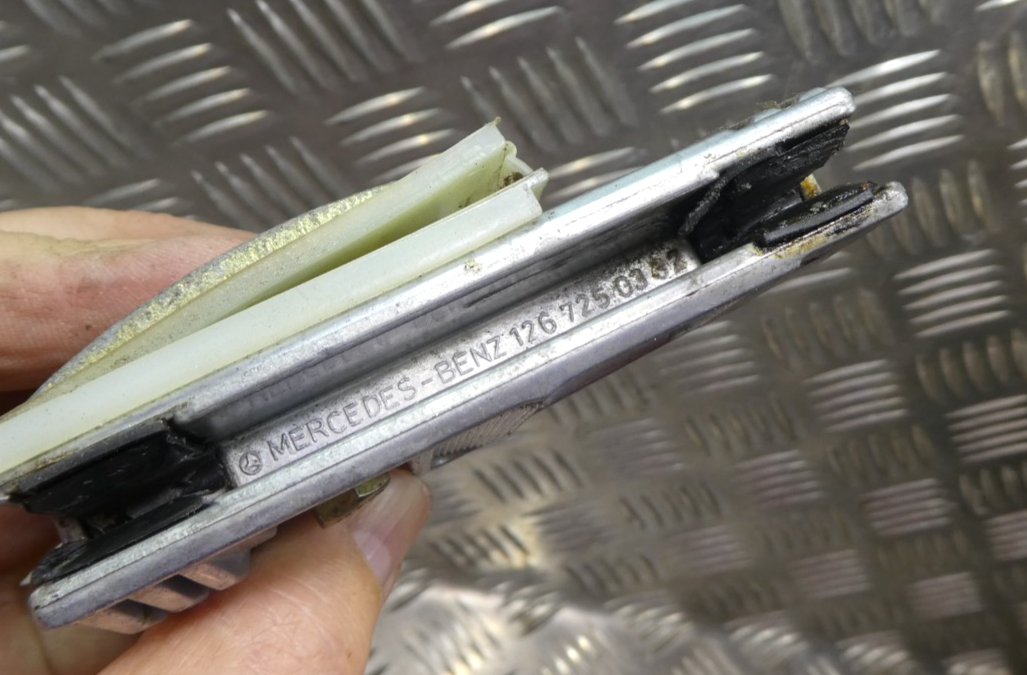 Mercedes-Benz C126 Tür Fensterführungshalterung _ L ORIGINAL gebraucht - 1267250332 – Produktansicht 3