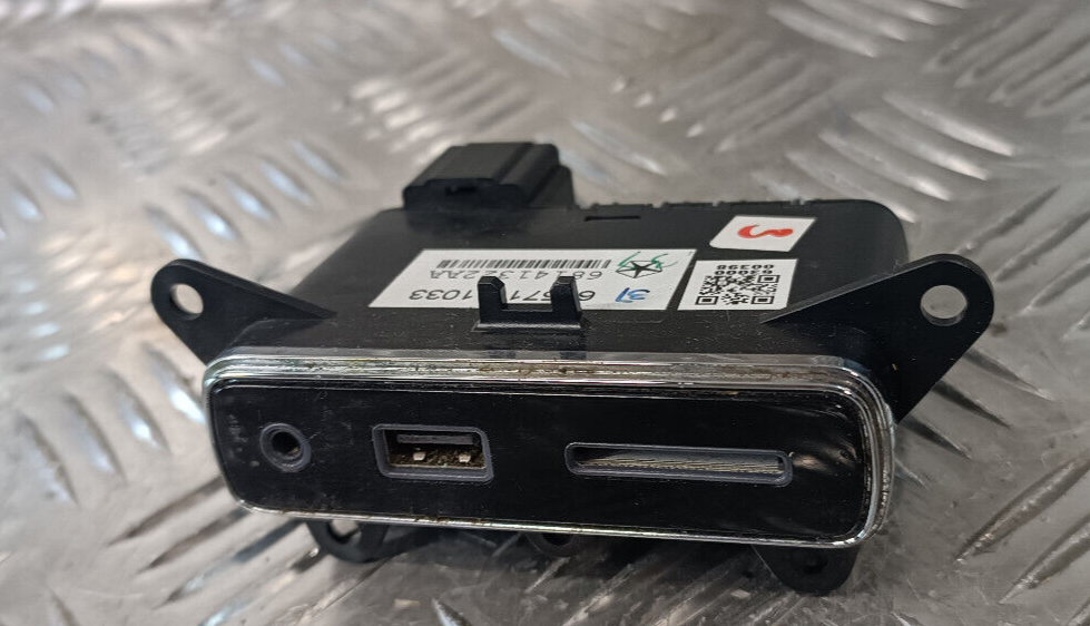 Jeep Grand Cherokee WK2 Steuergerät AUX USB SD Gerat Einheit ORIGINAL gebraucht - P68258696AA – Produktansicht 1