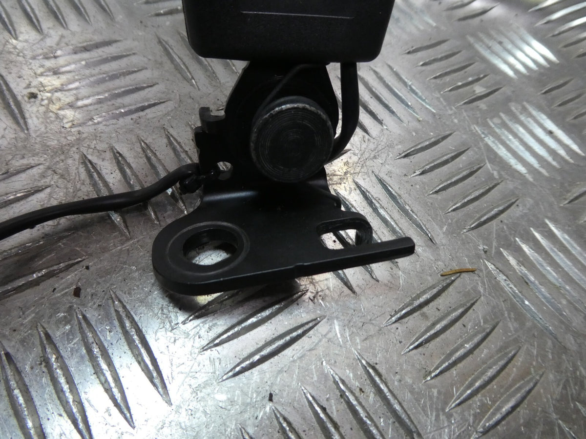Porsche Macan 95B hinten Mitte 95B857740A ORIGINAL gebraucht - Gurtschloss – Produktansicht 3