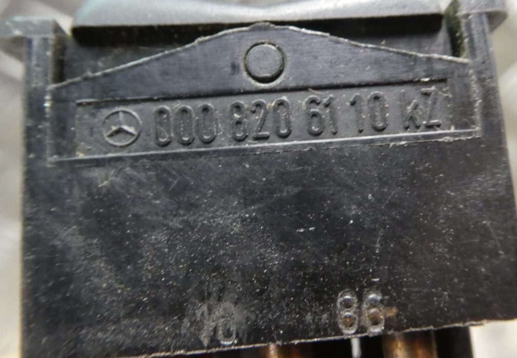 Original Mercedes-Benz W126 C126 SEC Schalter Heckscheibenheizung gebraucht - 0008206110 – Produktansicht 3